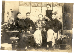 「四大寇」於西醫學院內合照，左起：楊鶴齡、孫中山、陳少白、關景良、尤利