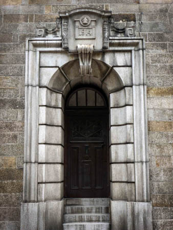 The small door at the centre of the pedestal of the Magistracy is adored by a granite frame.