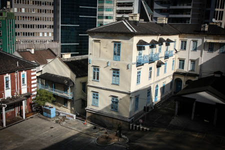 警察宿舍A、B座楼高三层。C、D座只有两层。