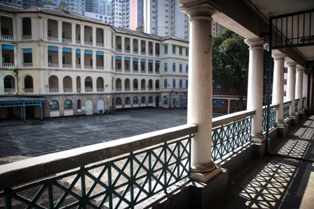 The verandas of the 2nd floor of the Central Police Station were decorated by iron balustrades, which were fashioned in Edwardian style.