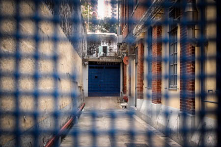 奧卑利街大門與監獄操場之間有一道「幽谷」
