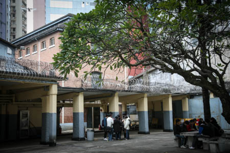 域多利監獄的建築分布於不同平面，E倉所在地較操場為低。