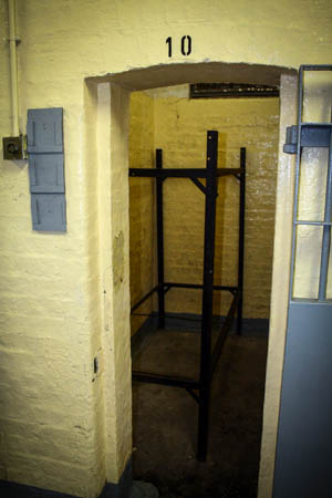 監倉面積細小，但高峰期要收容三名犯人。