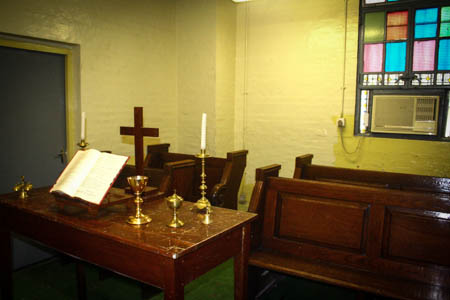 祈禱室內有簡單的祭台和長椅