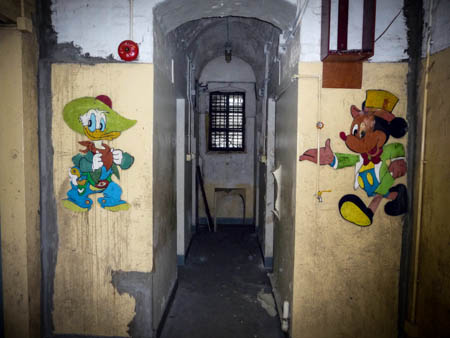 D仓二楼曾用作育婴房，墙上可见卡通绘画。