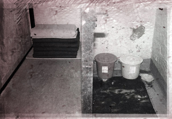 In each cell, besides the bed, there were two plastic buckets:one red and one yellow, which were used for washing and toilet purposes.