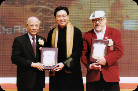  Receiving a certificate of honour.