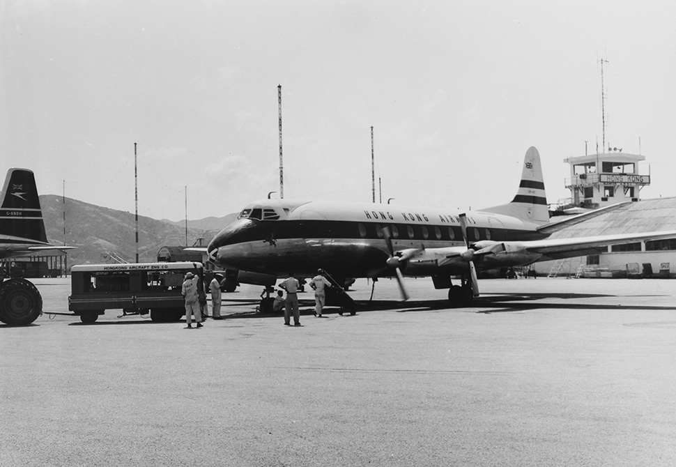 1950年代的香港航空「子爵機」，該飛機後面是舊啟德的控制塔。