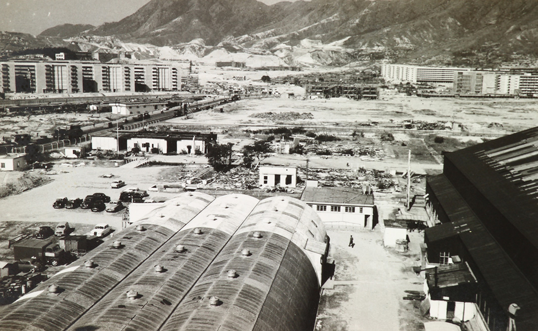 圍繞港機機庫外圍的原機場土地和農地，陸續開發成東頭村徙置區、老虎岩徙置區、橫頭磡徙置區，及黃大仙徙置區。