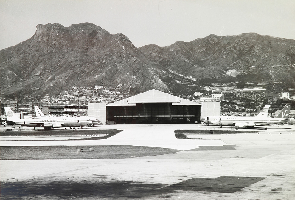 港機「一號機庫」成為早期歐美最先進噴射機的維修基地，圖中可見西方四間大航空公司加航、泛美、德航和澳航的最新707和DC-8都雲集港機維修；當時背後的新蒲崗乃是空地一片，未有大廈。
