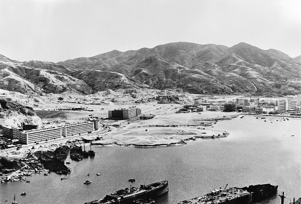 1960年移山填海中的牛頭角及觀塘，新建的牛頭角道及觀塘道就是這區原本的海岸位置。圖中左面可見當時剛落成的花園大廈。