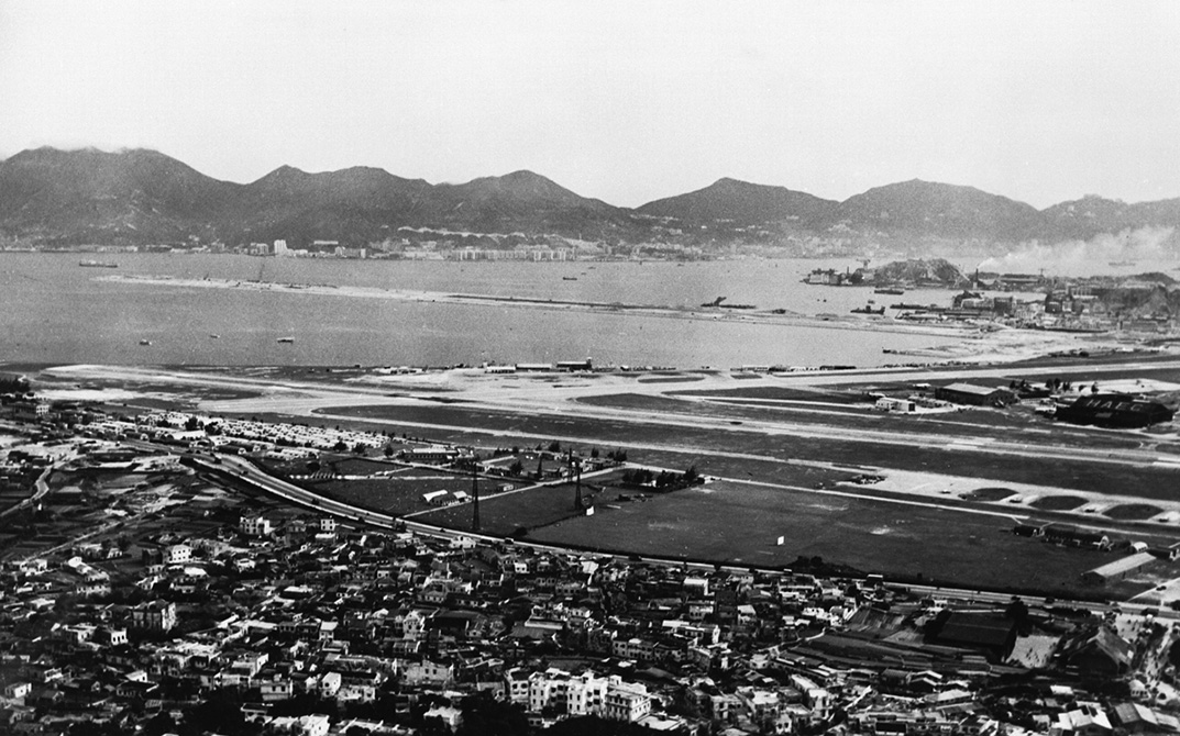 五十年代尚未大規劃填海的九龍灣，最右面可見港機機庫。