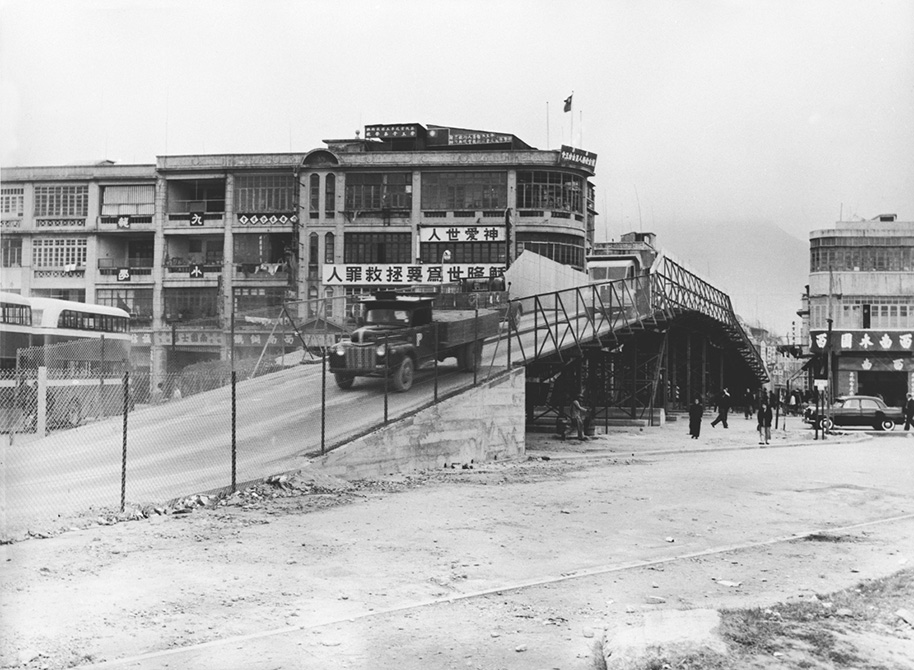 1950年代擴建啟德機場的九龍城臨時運輸路其中一段由城南道轉出今日的太子道東，位置即今日的富豪酒店附近。圖左是當時毗連九龍城迴旋處的巴士總站。