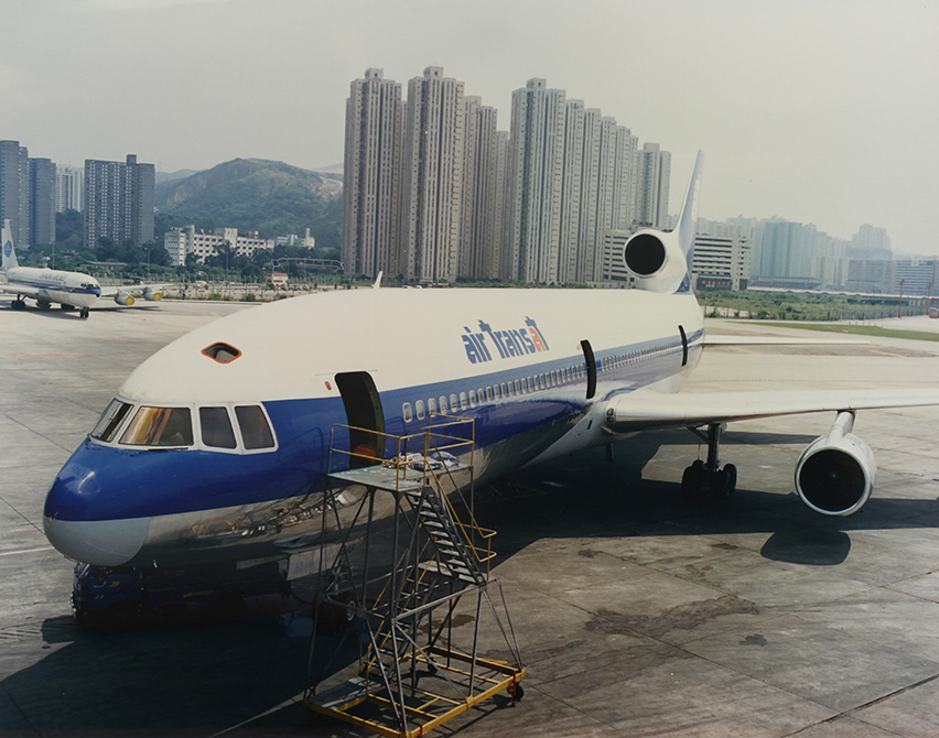 麗晶花園落成初期，港機維修飛機時引擎仍然經常對著麗晶，後來才作出改善措施。