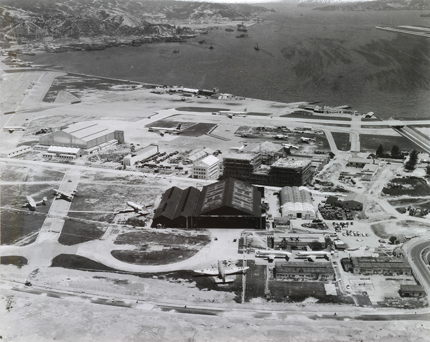 圖中央的舊港機機庫及附近草地和停機坪在五十年代啟德改建時拆卸，成為太子道東及新蒲崗工業區。