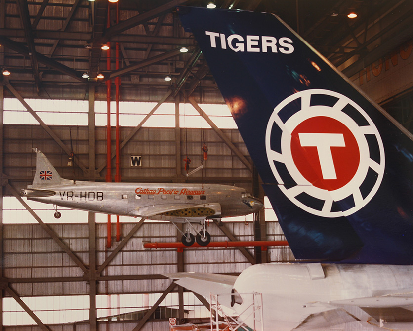 1980年代國泰從澳洲購回該公司第一架DC-3飛機回港作紀念。該老爺飛機被送進當時興建中的香港科學館作永久展出前，一直被掛在港機機庫半空中暫存。