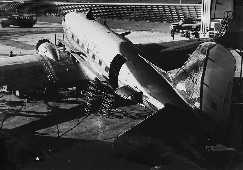 港機機庫內的加德士公司DC-3。