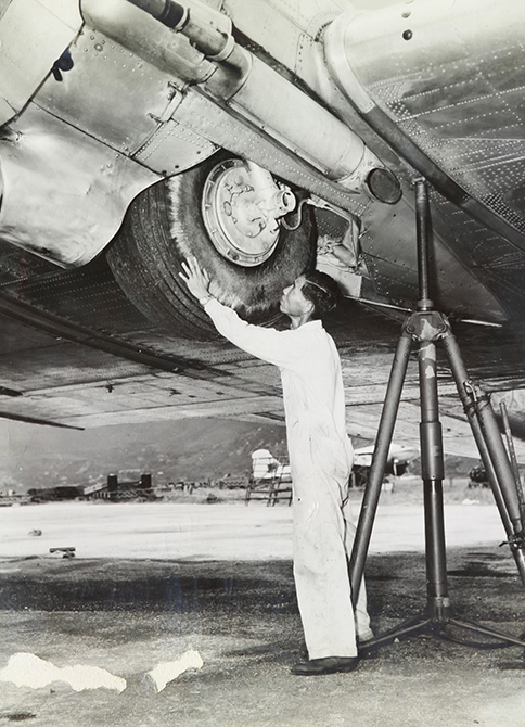 港機員工檢查DC-3機輪及起落架。