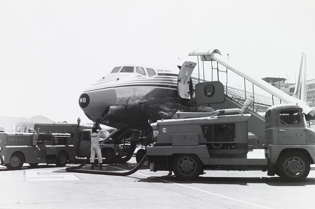 正為意大利航空DC-8提供過境維修服務的港機外勤員工。