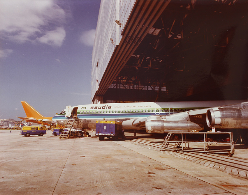 落成初期四號機庫空間不足，港機需要想盡辦法擠出有蓋空間維修飛機，有時候飛機需要像這架沙特航空707一樣打斜停放進行維修。