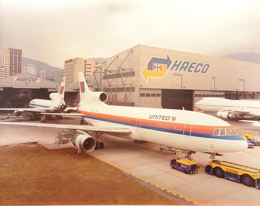 八十年代聯合航空收購泛美的遠東航線及相關機隊後，其「三星」機隊在港機改裝上聯合航空的塗裝。