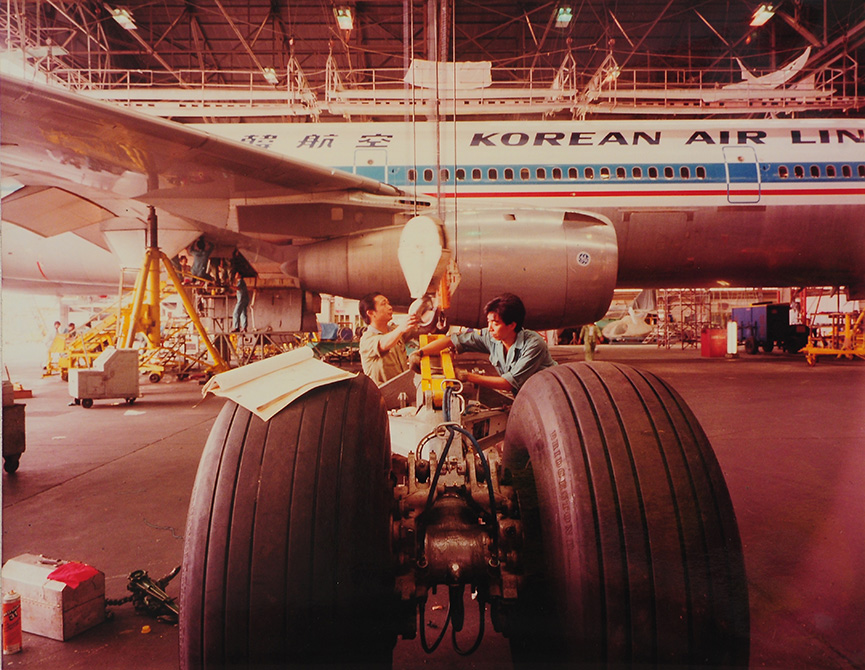 八十年代，機身上仍塗上漢字名稱的「大韓航空」DC-10在港機機庫內進行維修。