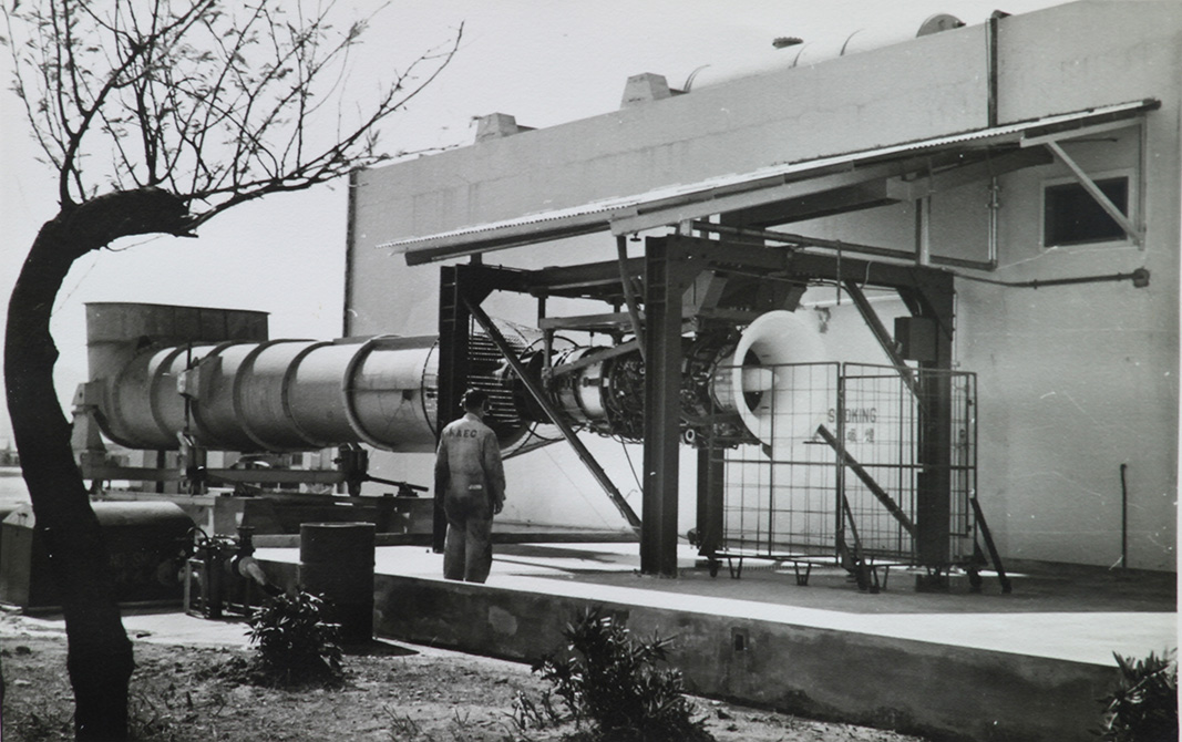 昔日的露天噴射引擎測試間，後半部的長管為滅音裝置。