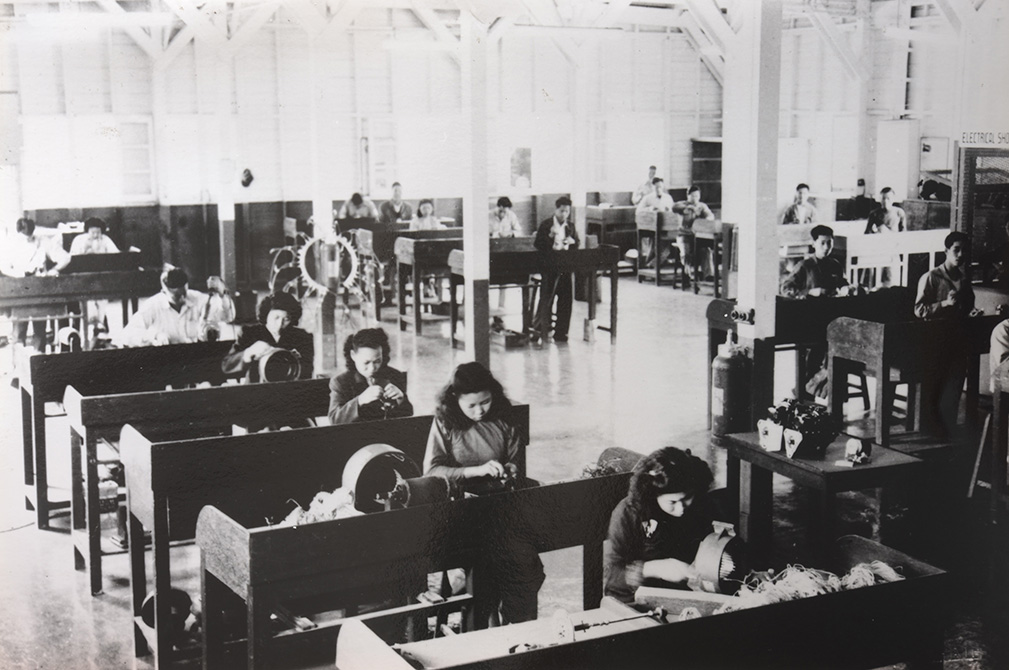 1940年代末的電機工場，當時已開始聘用女工，她們正在纏繞發電機電容器板和磁力線圈。