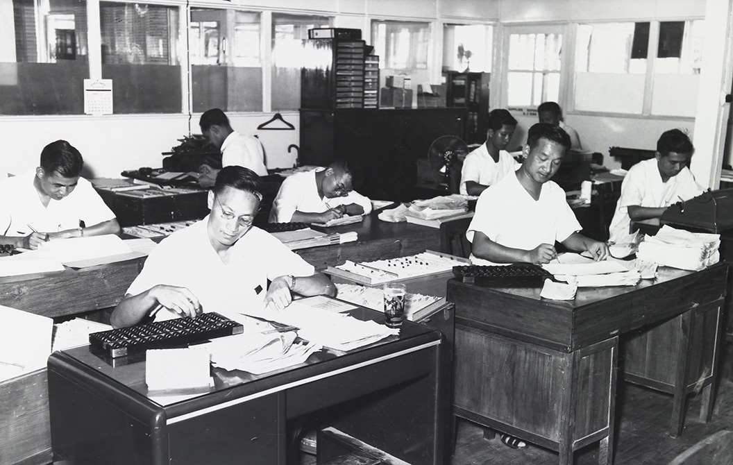 1960年代會計部員工利用算盤工作。