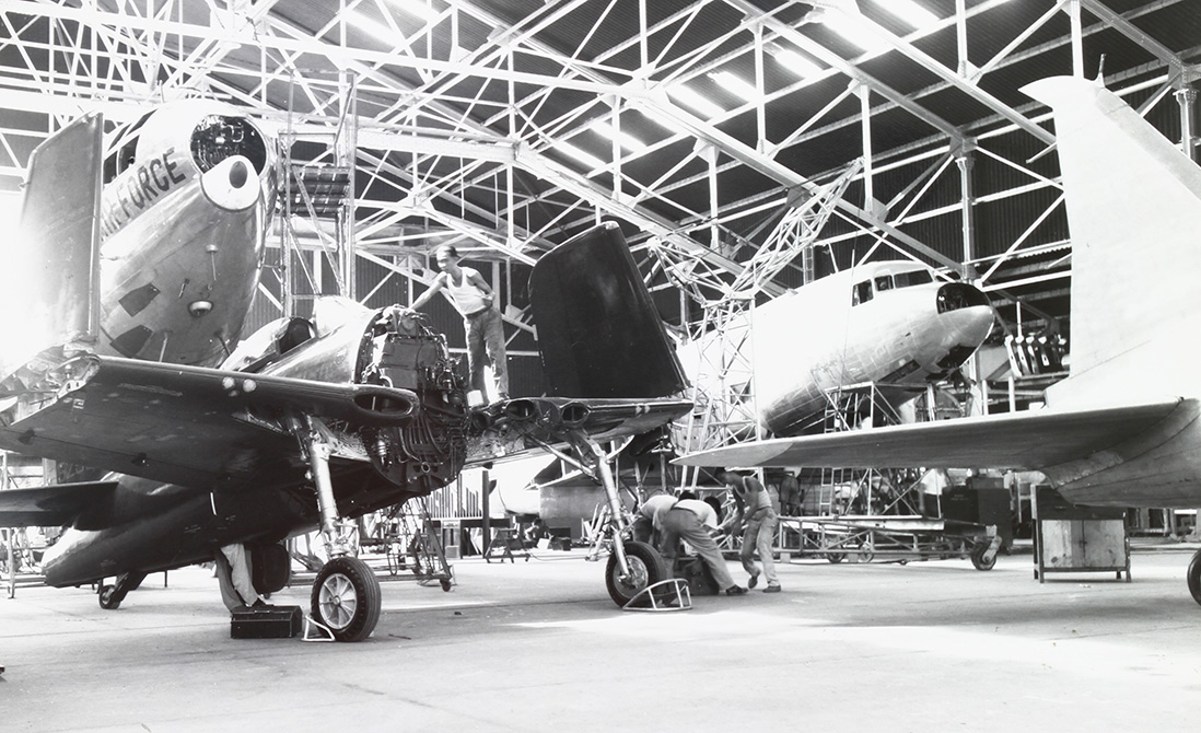 五十年代的機庫一角，泊了維修中的美軍「熊貓式」戰機、C-46及C-47運輸機。