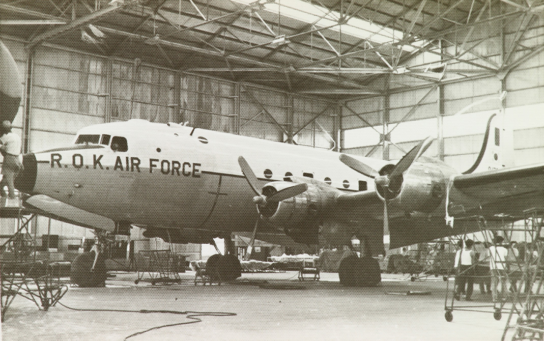 韓戰期間，南韓空軍的C-54「空中霸王」運輸機是港機常客。