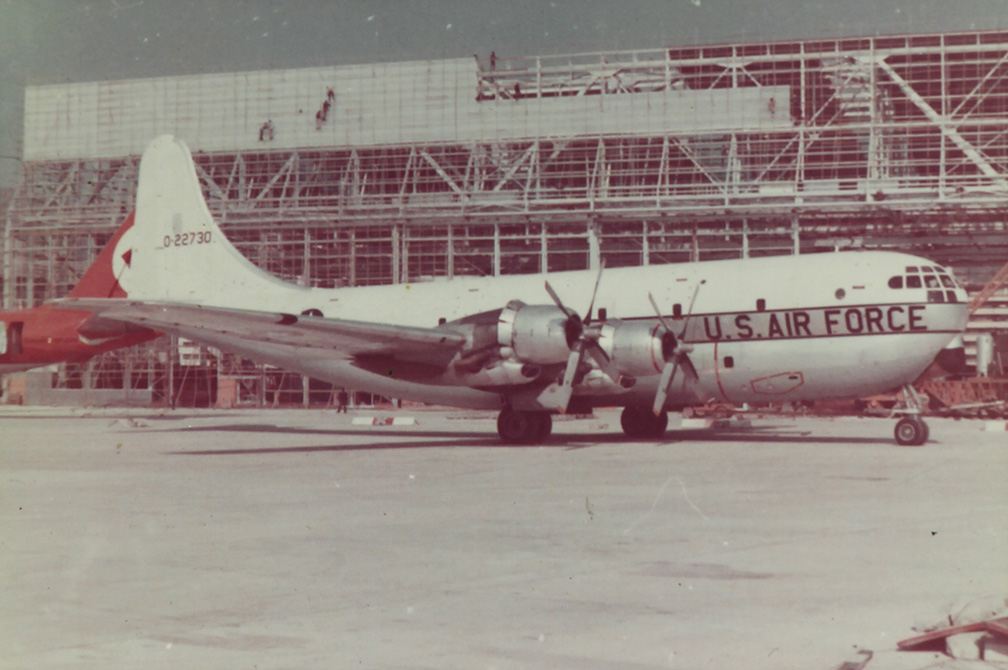 美國空軍C-97「同溫層運輸機」，背後是興建中的港機四號機庫。