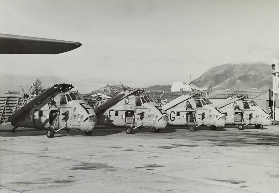 六十年代末送進港機維修的英軍「旋風式」直升機隊。