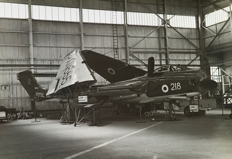英國海軍的「海狐式」戰機在機庫內維修。