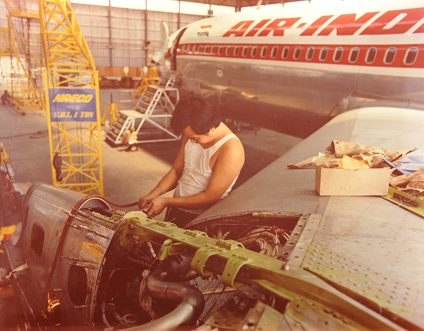 維修印度航空707客機的引擎掛架。