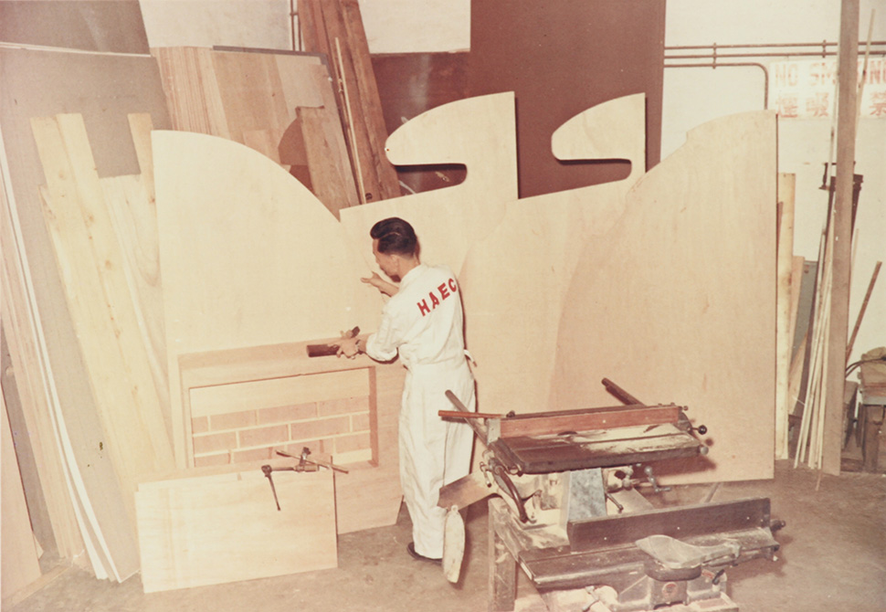木工用木板為飛機造機艙廚房間隔板，圖為供727用的廚房間隔板。