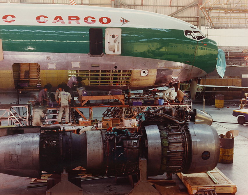 圖中的707機底正進行「換皮」工序。