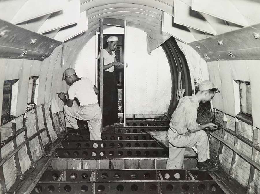 昔日未有膠板或玻璃纖維出現前，機艙內便是以「拉布」作牆身。