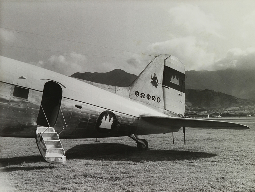 六十年代柬埔寨內戰前非常富裕，施漢諾的豪華專機每年都送到港機維修。