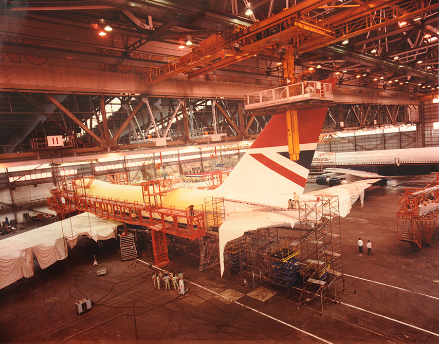 圖左的舊英航747正進行「去油」工作。