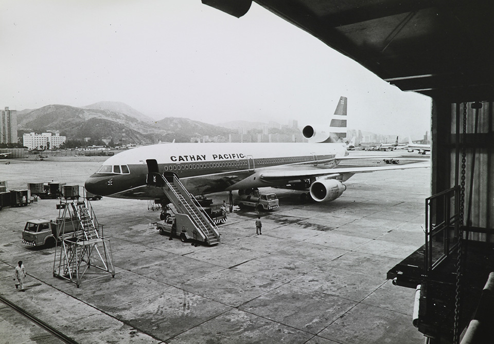 七十年代中在港機維修的國泰「三星機」。