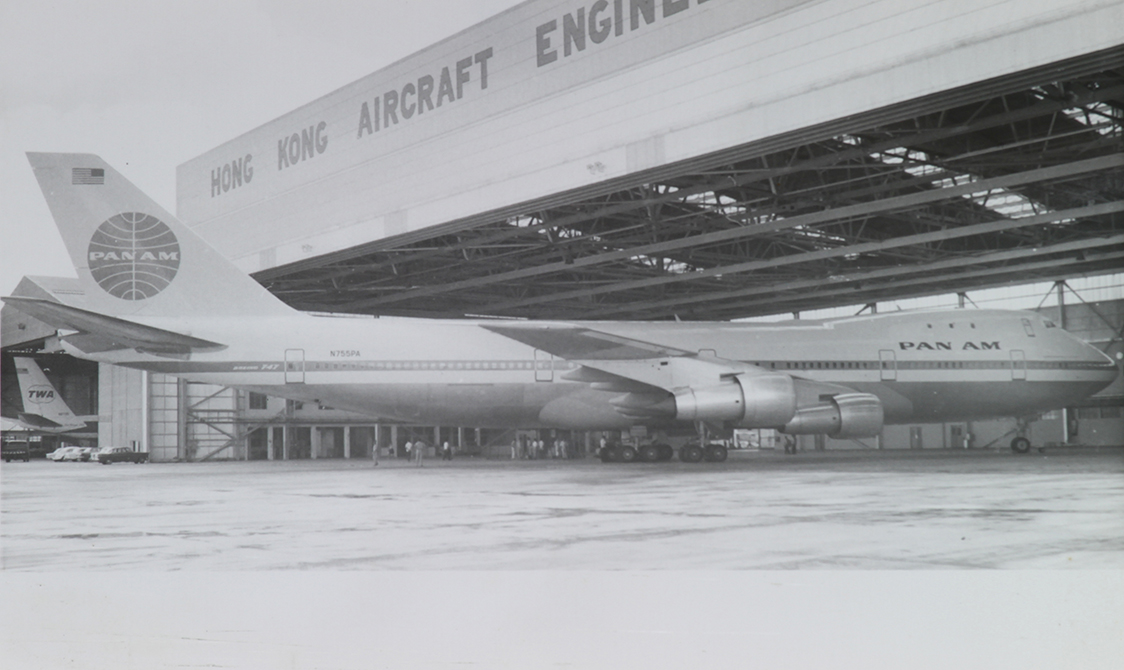 四號機庫啟用初時不能讓整架747泊進，只能打斜泊進半架飛機。