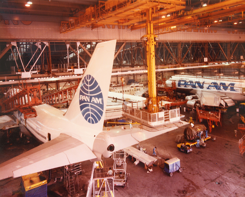 擴建後，四號機庫可平排停泊兩架747。