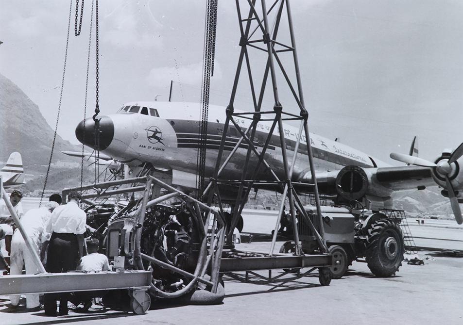 和「客什米爾公主號」同型號的印航「星座型」客機在港機維修引擎。