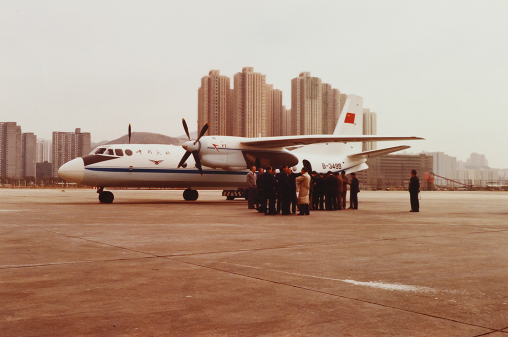 八十年代中送到港機維修的中國民航國產「運七」。。 