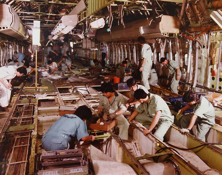 八十年代的747客艙地板橫樑強化工程。