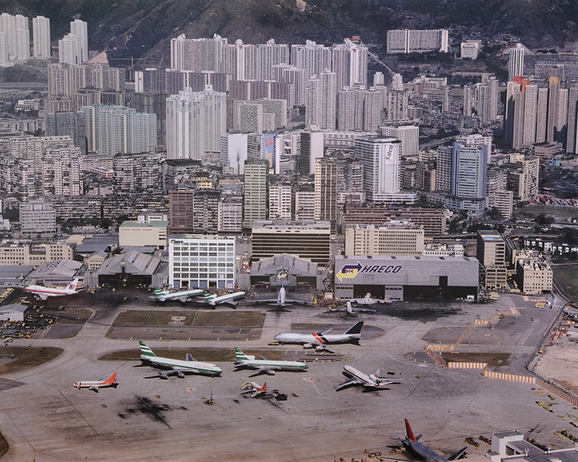 1990年的港機建築群全景，包括四座機庫及多座多層大樓。