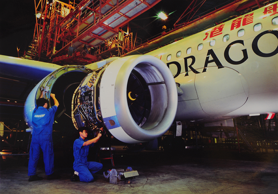 港機員工正在為九十年代當時最新型的港龍A320維修。