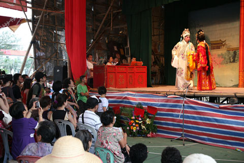 長洲太平清醮期間上演三日八夜神功戲