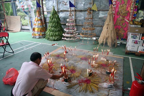 三角碼頭坊眾以香和各類祭品祭祀孤魂